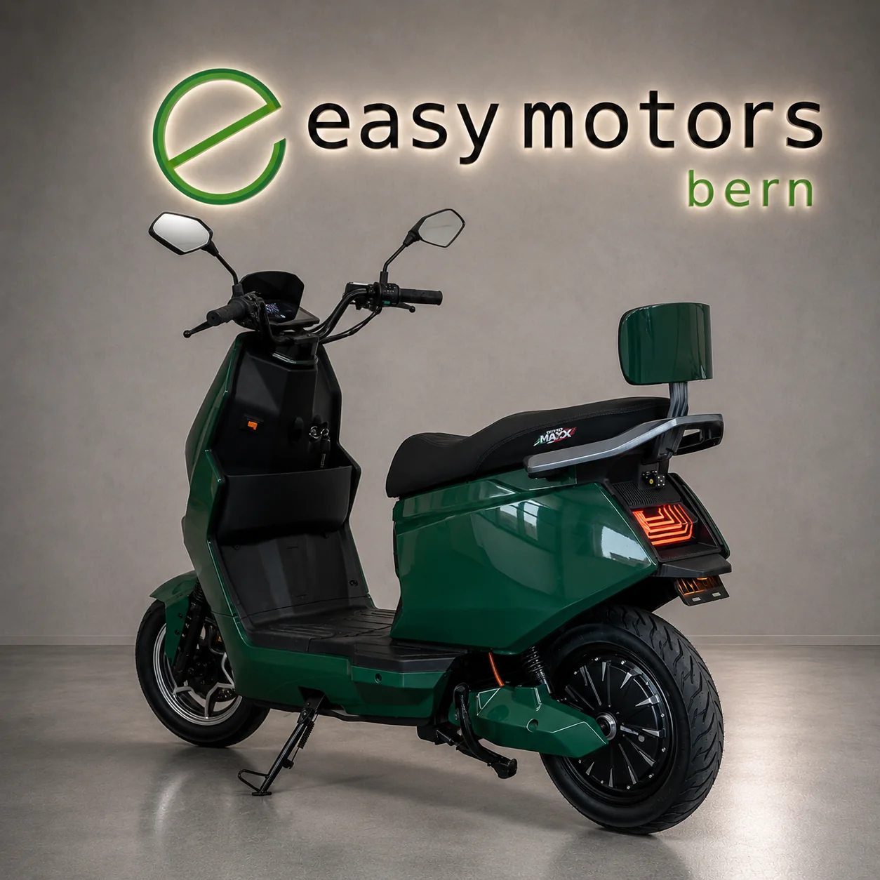City GO Maxx E-Roller in Racing Green, Heckansicht mit LED-Rücklicht und Rückenlehne