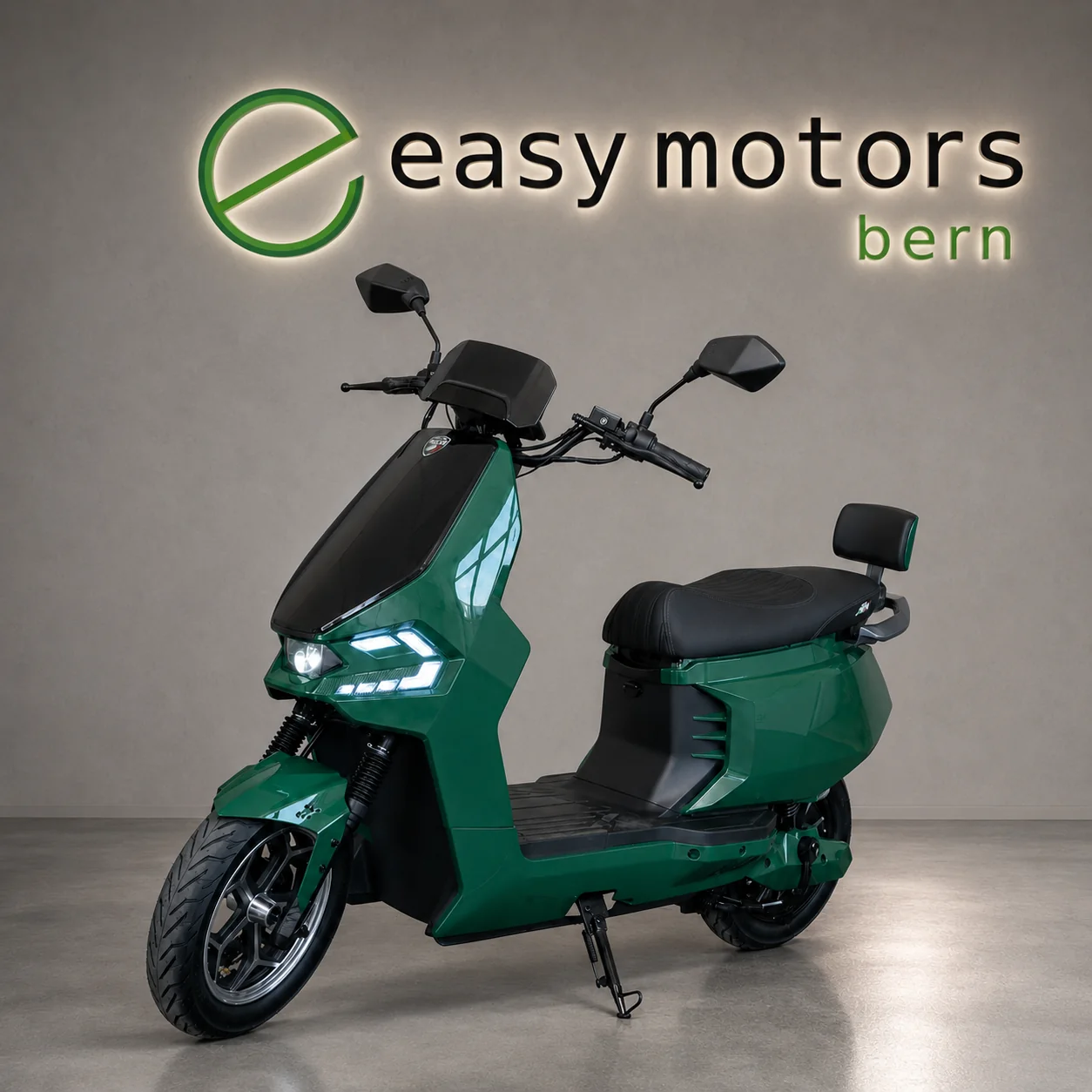 City GO Maxx E-Roller in Racing Green, Frontansicht im Easy Motors Bern Showroom