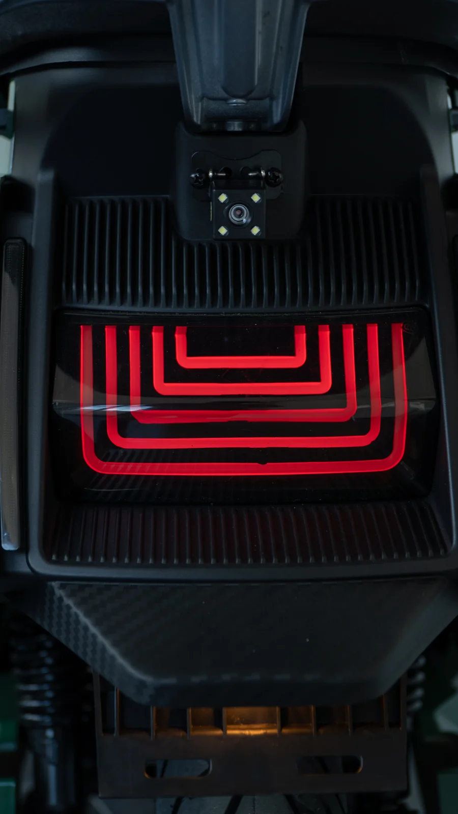 Rückfahrkamera und LED-Rücklicht des City GO Maxx Elektrorollers