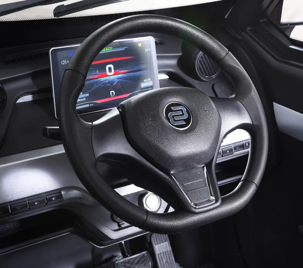 Cockpit der Bold Cura mit Lenkrad und Digitalanzeige